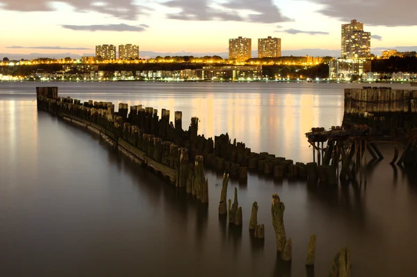 Blick auf hölzerne Pilotis am Hudson River und neues Trikot im Hintergrund — Stockfoto