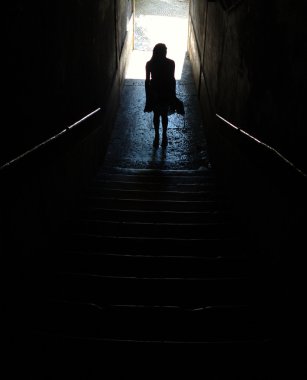 Kadın siluet merdivenlerin dibinde