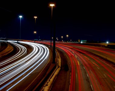 Gece 401 numaralı otoyol Ontario 'ya uzun süre maruz kaldı.