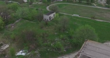 Bitmemiş gri beton inşaat alanında bina. Drone çekim