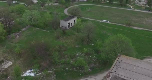 Edifício de concreto cinza inacabado no canteiro de obras .Drone shots — Vídeo de Stock