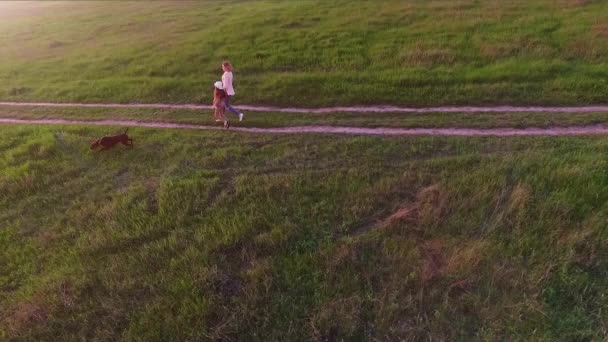 Мать и ее дочь с собакой немецкий короткометражный Pointer на открытом воздухе — стоковое видео