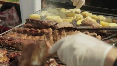 Domuz kaburga ızgara ve bir açık ateş üzerinde döndü