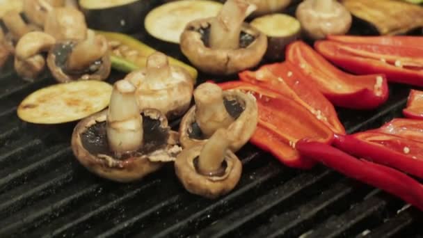 Gegrilde rode paprika en champignons op barbecue rooster — Stockvideo