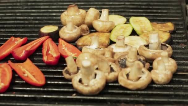 Páprica vermelha grelhada e cogumelos na grelha de churrasco — Vídeo de Stock
