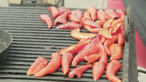 Grilled red paprika on barbecue lattice — Stock Video