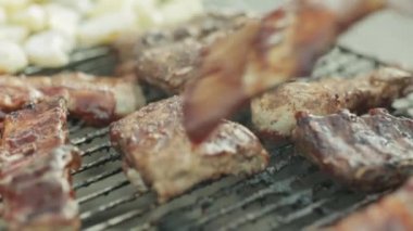 Hamburger köftesi açık alevlerle ızgara tavasında