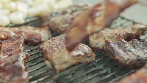Hamburger patty sulla padella alla griglia con fiamme aperte — Video Stock