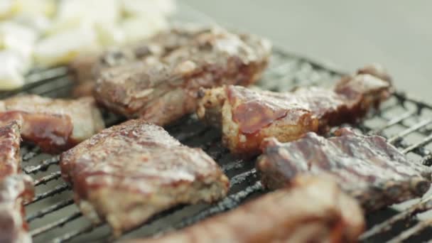 Hamburgerová placka na grilovací pánvi s otevřenými plameny — Stock video