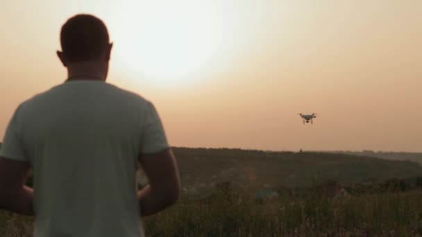 Людина керує quadrocopters — стокове відео