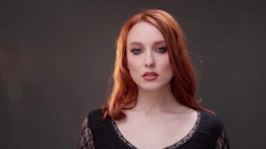 Kızıl saçlı kadın. 25-30 yaşlarında. Yüzü yakın plan. Cilt bakım ürünleri reklamı. İfade kırışıklıkları. Gözlerinin altına ateş et. Yaşlanan makyaj.