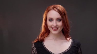 Kızıl saçlı kadın. 25-30 yaşlarında. Yüzü yakın plan. Cilt bakım ürünleri reklamı. İfade kırışıklıkları. Gözlerinin altına ateş et. Yaşlanan makyaj.