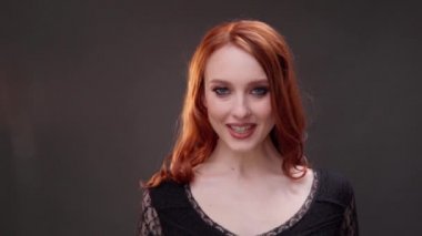 Kızıl saçlı kadın. 25-30 yaşlarında. Yüzü yakın plan. Cilt bakım ürünleri reklamı. İfade kırışıklıkları. Gözlerinin altına ateş et. Yaşlanan makyaj.