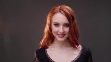 Kızıl saçlı kadın. 25-30 yaşlarında. Yüzü yakın plan. Cilt bakım ürünleri reklamı. İfade kırışıklıkları. Gözlerinin altına ateş et. Yaşlanan makyaj.