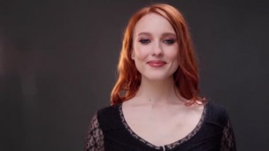 Kızıl saçlı kadın. 25-30 yaşlarında. Yüzü yakın plan. Cilt bakım ürünleri reklamı. İfade kırışıklıkları. Gözlerinin altına ateş et. Yaşlanan makyaj.