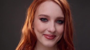 Kızıl saçlı kadın. 25-30 yaşlarında. Yüzü yakın plan. Cilt bakım ürünleri reklamı. İfade kırışıklıkları. Gözlerinin altına ateş et. Yaşlanan makyaj.