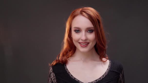 Vörös hajú nő, 25-30 éves, közeli arckép. Bőrápolási termékek reklámozása. Kifejező ráncok. Lövések a szem alatt. Öregedési smink. — Stock videók