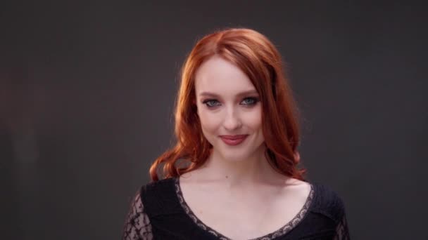 赤髪の女性25-30歳の顔をクローズアップ。スキンケア製品の広告。表情のしわ。目の下で撃たれた。エイジングメイク. — ストック動画