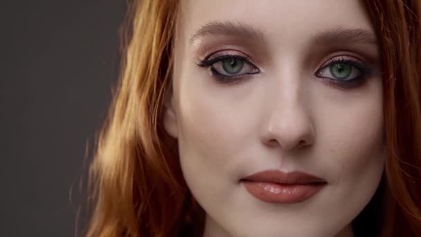 Closeup portræt rødhåret ung kvinde ansigt ser til kamera – Stock-video