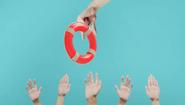 Lifebuoy Допомогу Підтримку Виживання Концепції Руки Бізнесмена Який Отримує Щоб — стокове фото