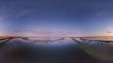 Nehrin üzerinde gün batımı