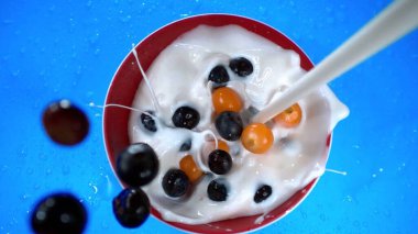 Sütü bardağa dolduruyorum.