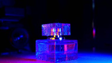 parfüm şişesi ve parfüm