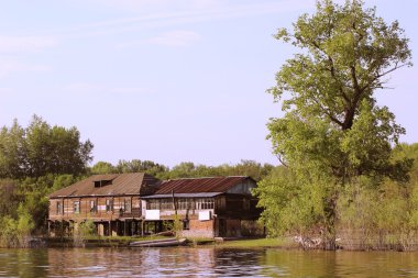 su kenarında, eski hous