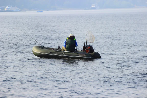 De visser op de boot op het water — Stockfoto