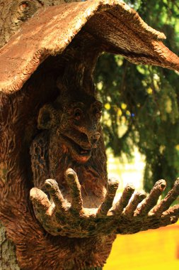 Cin ağacında uzanıyor