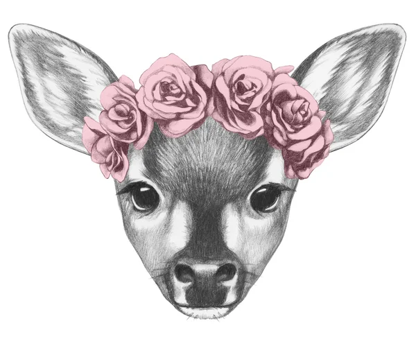 Retrato de Fawn com coroa de flores . — Fotografia de Stock