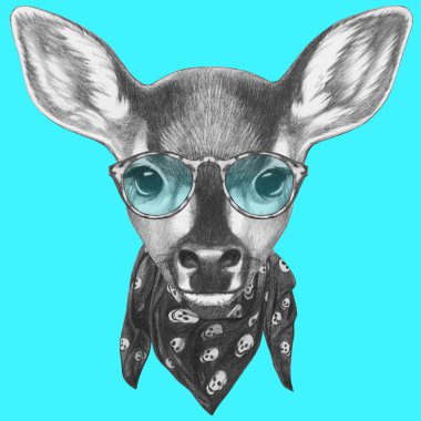 Açık kahverengi, dikey, eşarp ve gözlük.