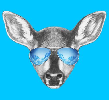 Açık kahverengi portresi ayna güneş gözlüğü ile.