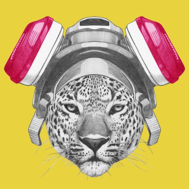 Gaz maskesi ile leopar