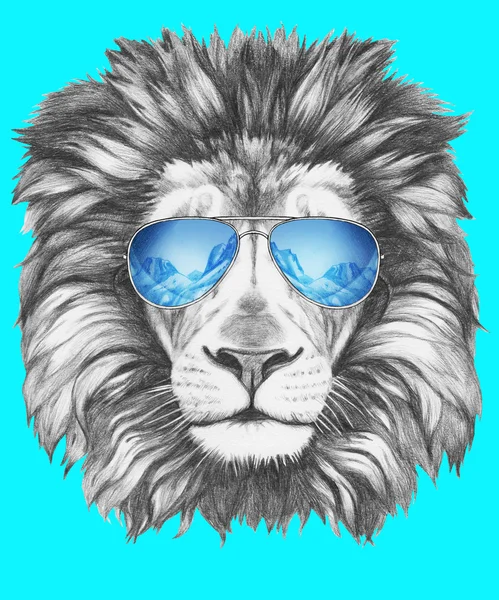 Leão com óculos de sol espelhados — Fotografia de Stock