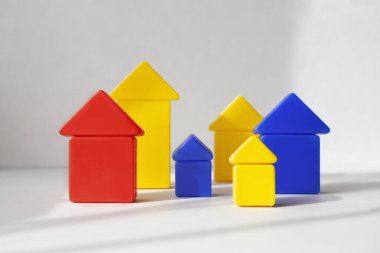 Beyaz arka planda çocuk bloklarından yapılmış renkli evler.