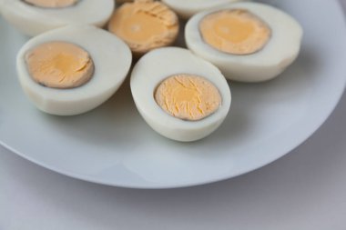 Haşlanmış yumurta parçaları beyaz tabakta. Yumurta sarısı.