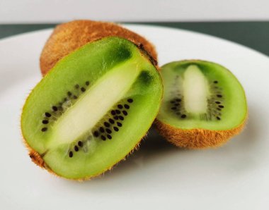 Tabakta yeşil taze kivi var.