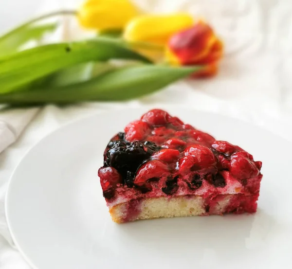 Piece Berry Pie Plate Flowers Background — Stock Photo, Image