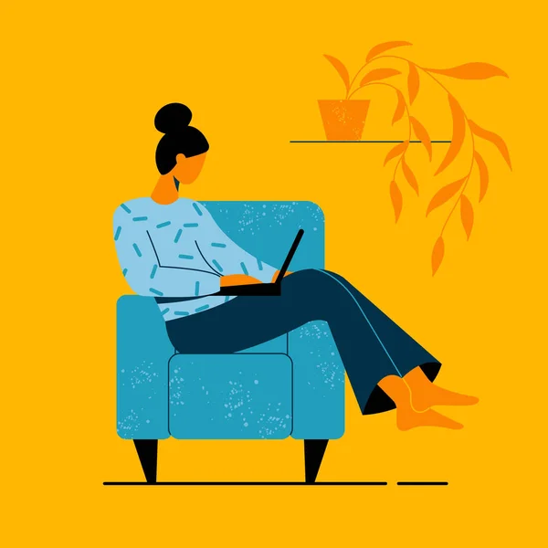 Žena sedí doma v křesle, pracuje a studuje na laptopu. Vektorová ilustrace. — Stockový vektor