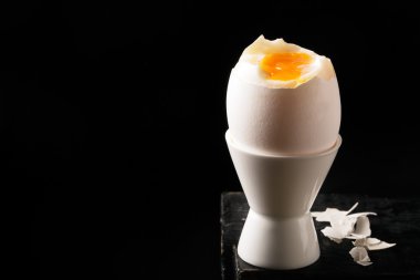 Yumuşak haşlanmış yumurta bir stand