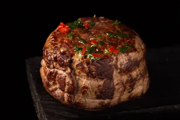 Viande de steak grillée sur la surface en bois — Photo