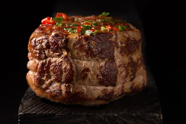 Gegrilltes Steakfleisch auf der Holzoberfläche — Stockfoto