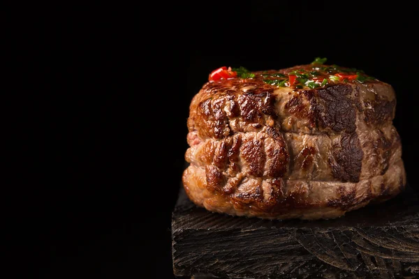 Стейк на грилі М'ясо на дерев'яній поверхні — стокове фото