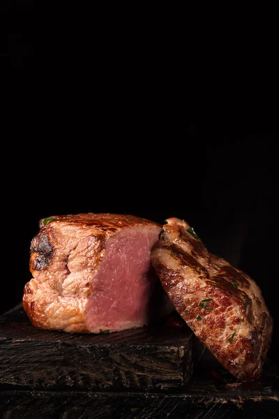 Roston sült Steak hús a fa felületén — Stock Fotó