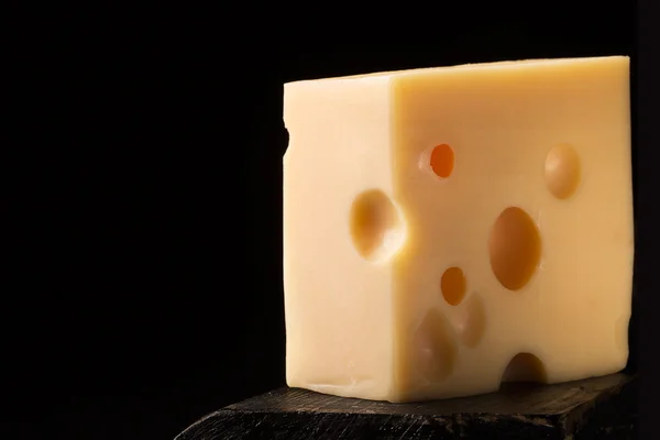 Pedazo de queso emmental —  Fotos de Stock