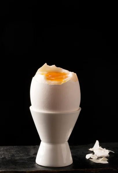 М'яке варене яйце на підставці — стокове фото
