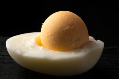 Yumuşak haşlanmış yumurta bir stand