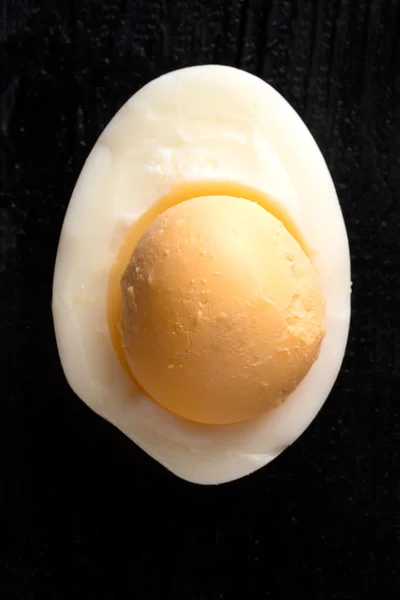 М'яке варене яйце на підставці — стокове фото