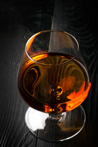 Üveg konyakot, a fekete asztal — Stock Fotó